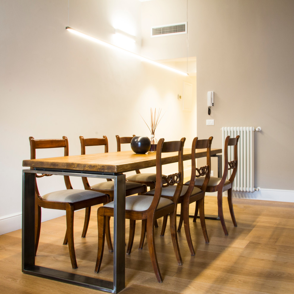 Esempio di una sala da pranzo aperta verso il soggiorno minimal di medie dimensioni con pareti beige, pavimento in legno massello medio e pavimento beige