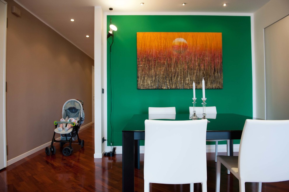 Ispirazione per una grande sala da pranzo minimal con pareti verdi e parquet scuro