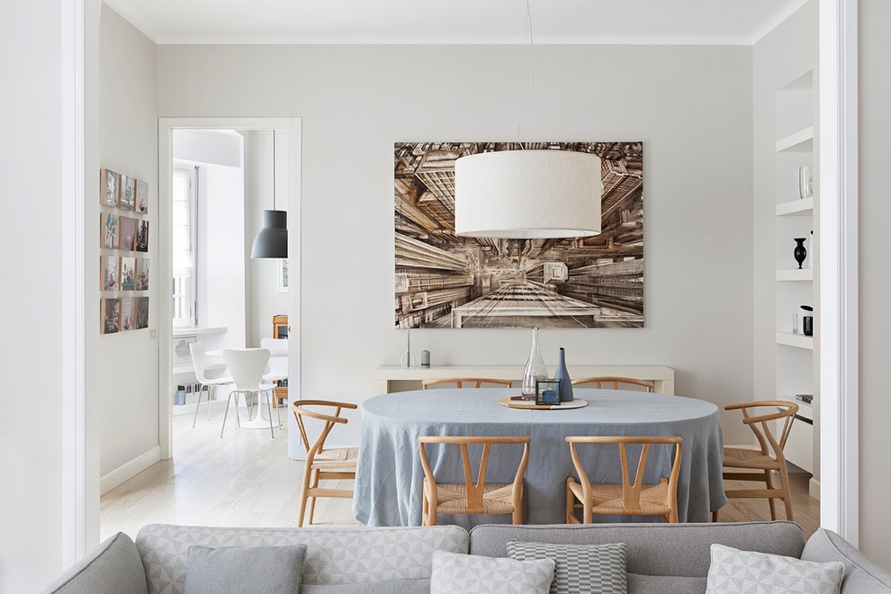 Idee per una sala da pranzo minimal con pareti grigie, parquet chiaro e pavimento beige