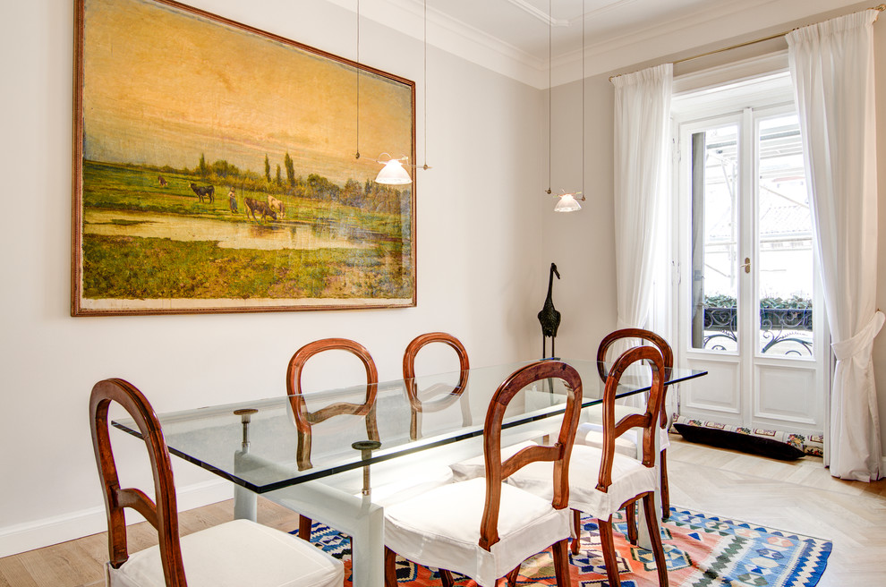 Immagine di una sala da pranzo aperta verso il soggiorno classica con pareti grigie, parquet chiaro e pavimento beige