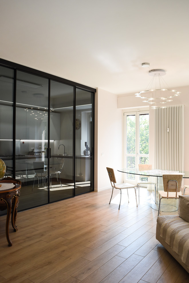 Idée de décoration pour une grande salle à manger ouverte sur le salon minimaliste avec un mur beige, un sol en carrelage de porcelaine, aucune cheminée et un sol beige.