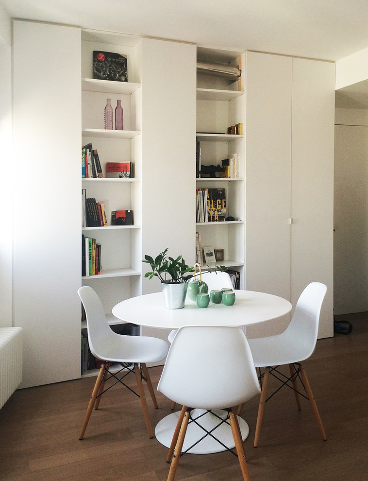 Idées déco pour une petite salle à manger ouverte sur le salon contemporaine avec un mur blanc et un sol en bois brun.