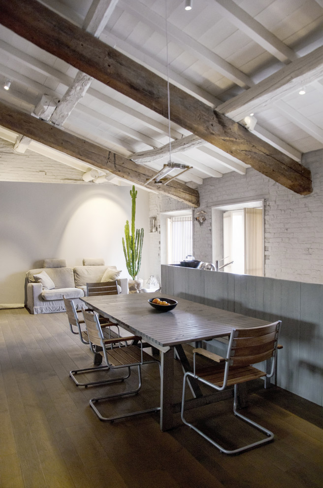 Immagine di un'ampia sala da pranzo aperta verso il soggiorno design con pareti grigie e pavimento in legno massello medio