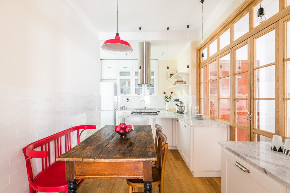 Idéer för att renovera ett vintage kök med matplats, med vita väggar, mellanmörkt trägolv och blått golv