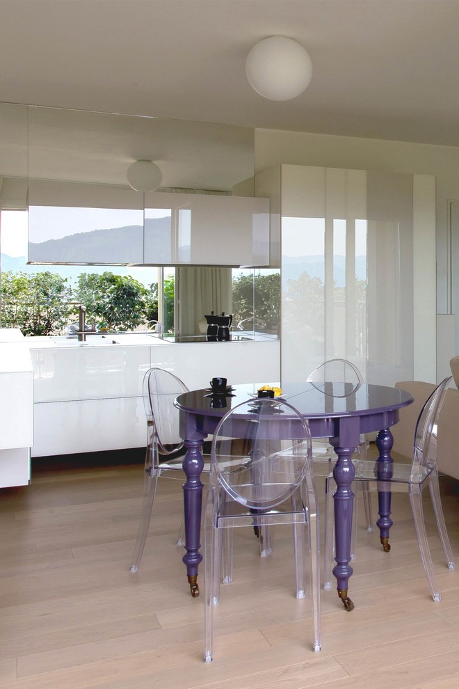 Источник вдохновения для домашнего уюта: кухня-столовая в современном стиле с белыми стенами, светлым паркетным полом и бежевым полом