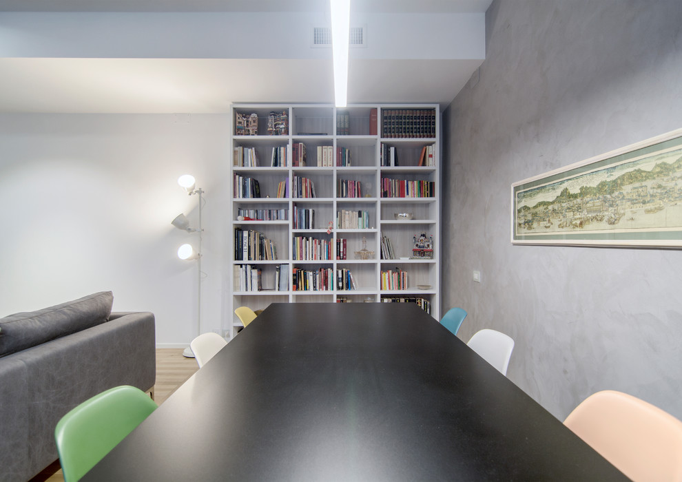 Immagine di una sala da pranzo aperta verso il soggiorno contemporanea di medie dimensioni con pareti grigie e parquet chiaro