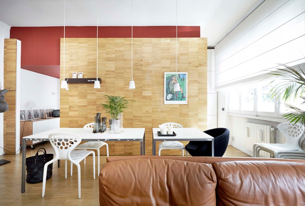 На фото: гостиная-столовая среднего размера в современном стиле с белыми стенами и светлым паркетным полом