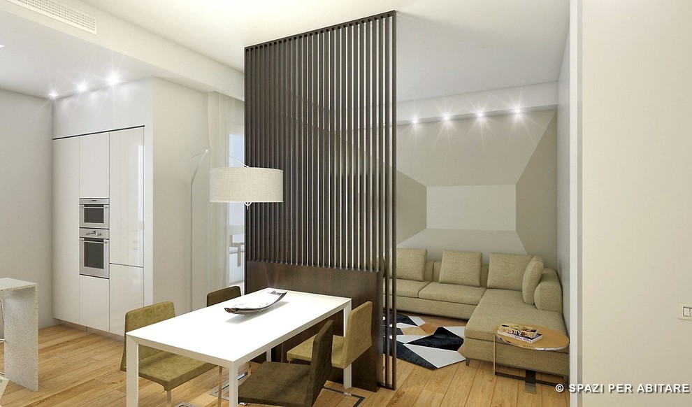 Offenes, Mittelgroßes Modernes Esszimmer mit beiger Wandfarbe und braunem Holzboden in Mailand