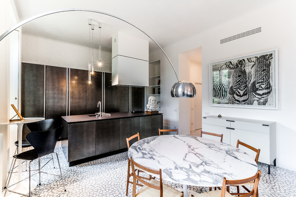 Inspiration pour une salle à manger ouverte sur la cuisine design de taille moyenne avec un mur blanc et un sol multicolore.