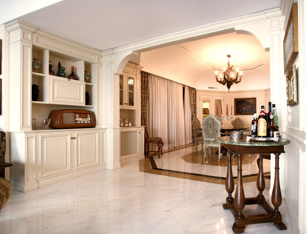 Idee per una grande sala da pranzo tradizionale con pareti beige e pavimento in marmo