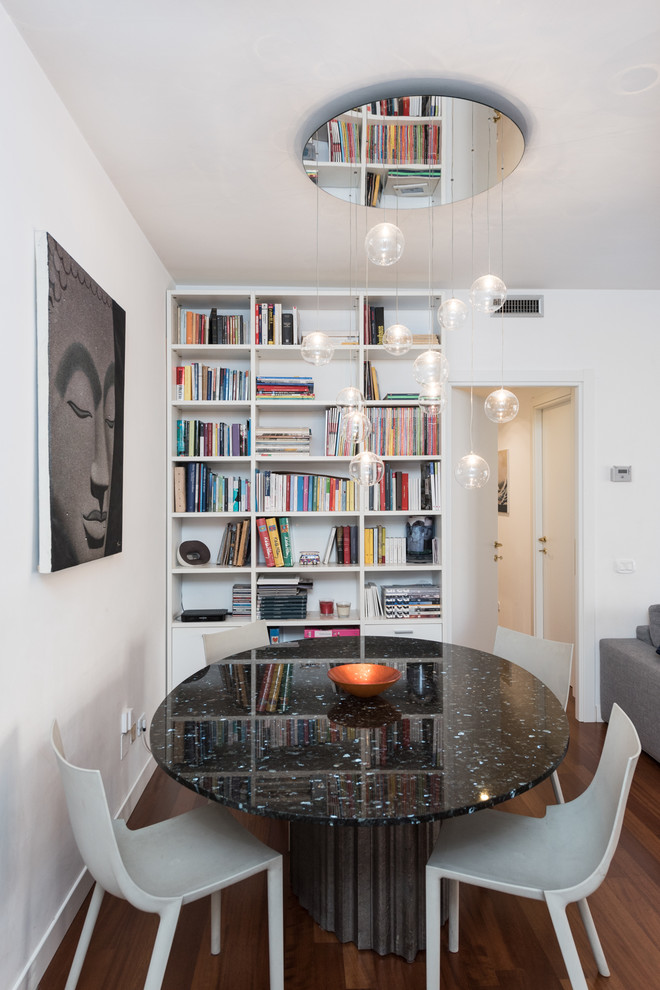 Idées déco pour une petite salle à manger ouverte sur le salon contemporaine avec un mur blanc, un sol en bois brun, un sol marron et aucune cheminée.