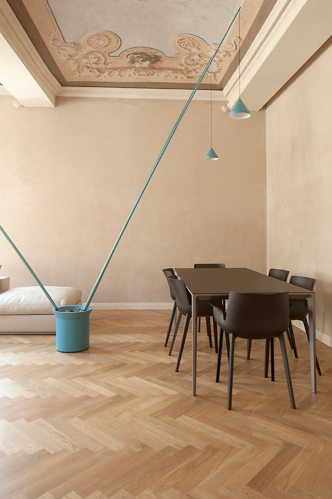 Esempio di una sala da pranzo aperta verso il soggiorno minimalista con pareti beige, pavimento in legno massello medio e pavimento beige