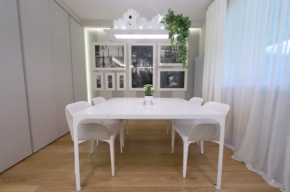 This is an example of a contemporary dining room in Turin.