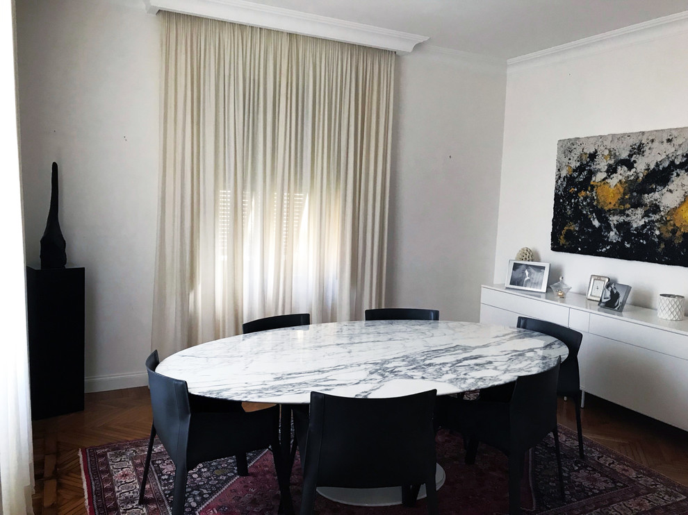Immagine di una sala da pranzo aperta verso il soggiorno moderna di medie dimensioni con pareti bianche, parquet chiaro, nessun camino e pavimento giallo
