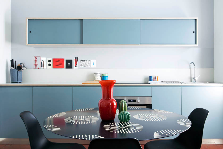 Источник вдохновения для домашнего уюта: кухня-столовая среднего размера в стиле фьюжн с серыми стенами, полом из керамической плитки и красным полом без камина