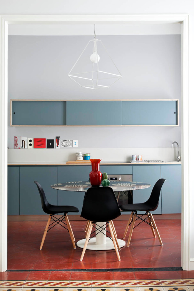 Inspiration för ett mellanstort eklektiskt kök med matplats, med grå väggar, klinkergolv i keramik och rött golv