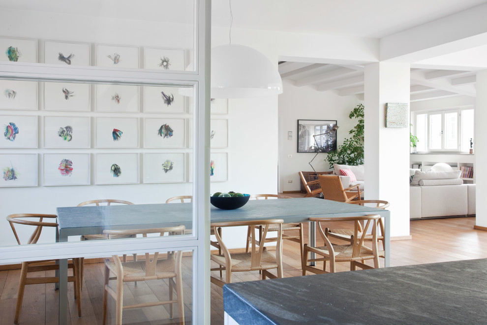 Свежая идея для дизайна: большая гостиная-столовая в скандинавском стиле с белыми стенами, паркетным полом среднего тона и коричневым полом - отличное фото интерьера