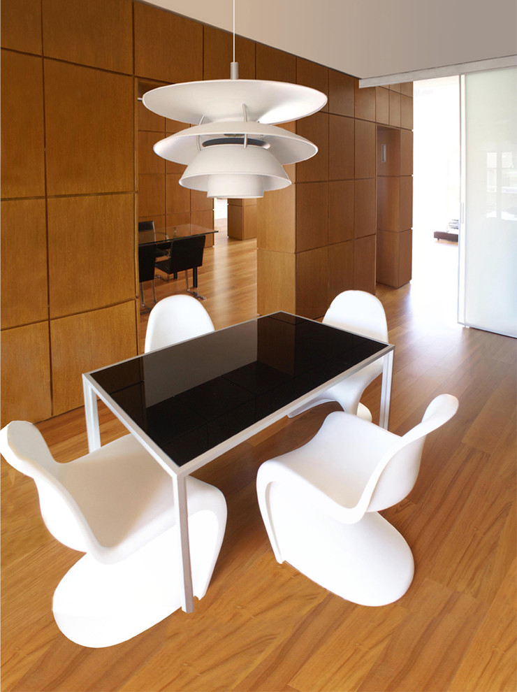 Inspiration pour une salle à manger design avec un sol en bois brun.