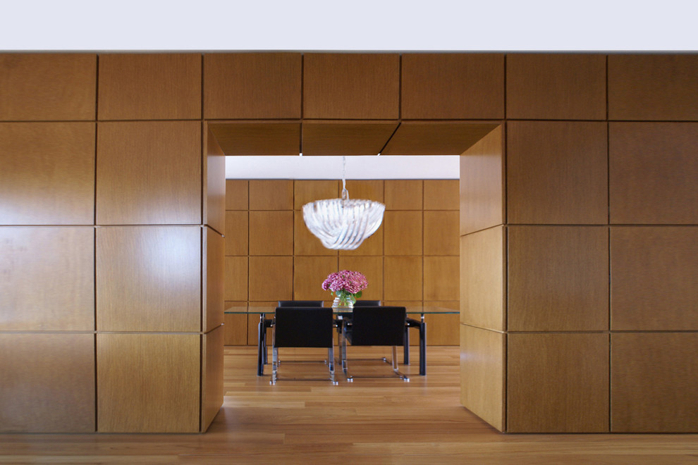 Immagine di una sala da pranzo design con pavimento in legno massello medio