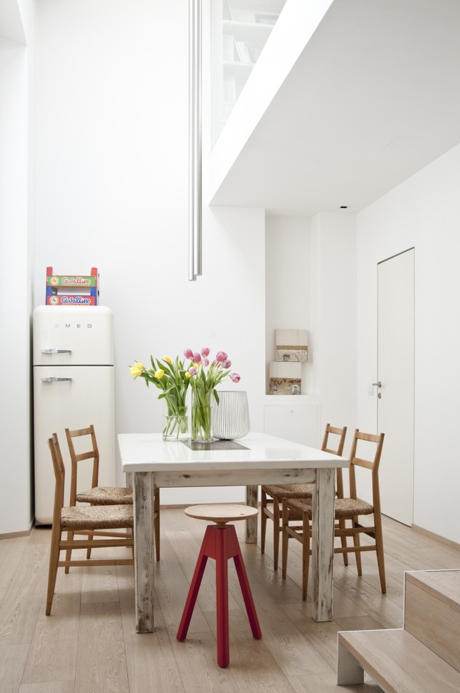 Esempio di una sala da pranzo scandinava di medie dimensioni con pareti bianche e parquet chiaro