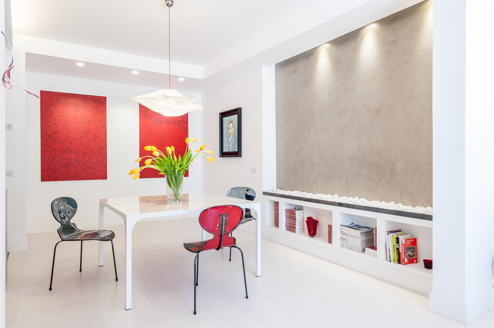 Foto di una sala da pranzo aperta verso il soggiorno minimalista di medie dimensioni con pareti bianche, pavimento in legno verniciato e pavimento bianco