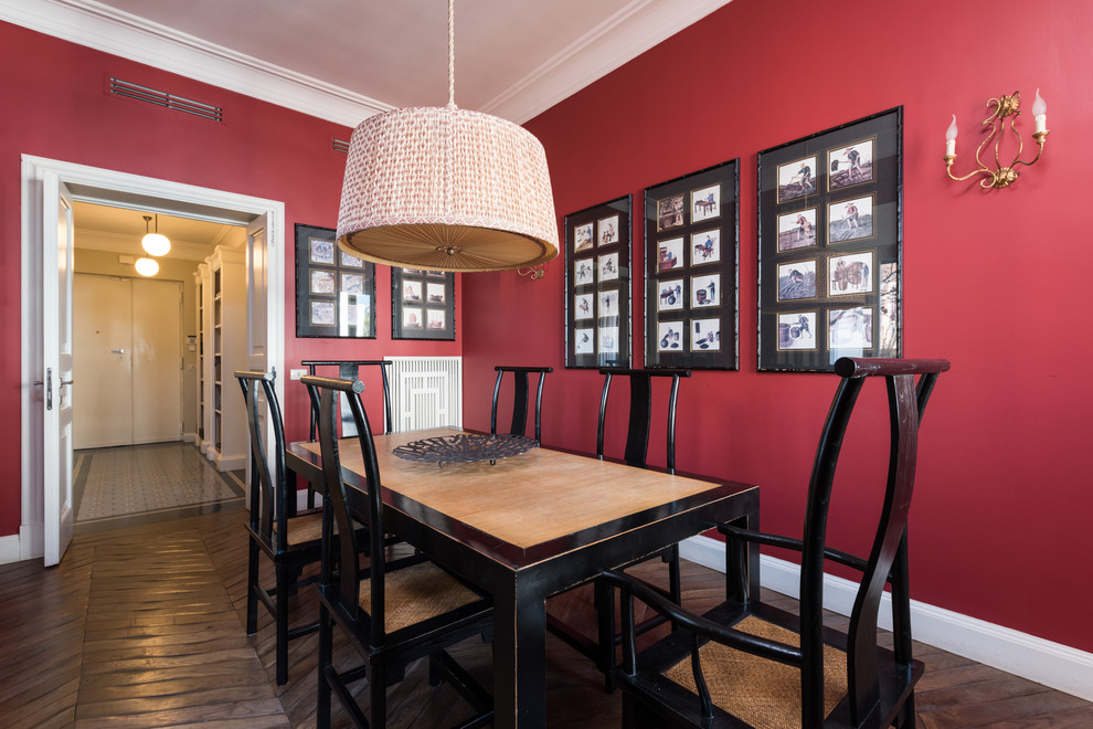 Idee per una sala da pranzo etnica con pareti rosse