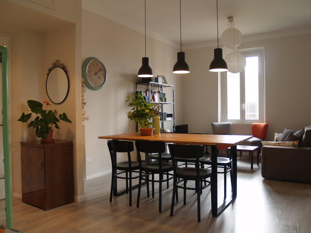 Idee per una sala da pranzo aperta verso il soggiorno contemporanea di medie dimensioni con pareti beige, pavimento in legno massello medio e pavimento beige