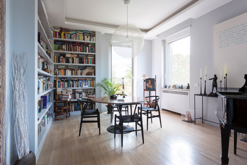 Источник вдохновения для домашнего уюта: столовая в средиземноморском стиле с серыми стенами, светлым паркетным полом и бежевым полом