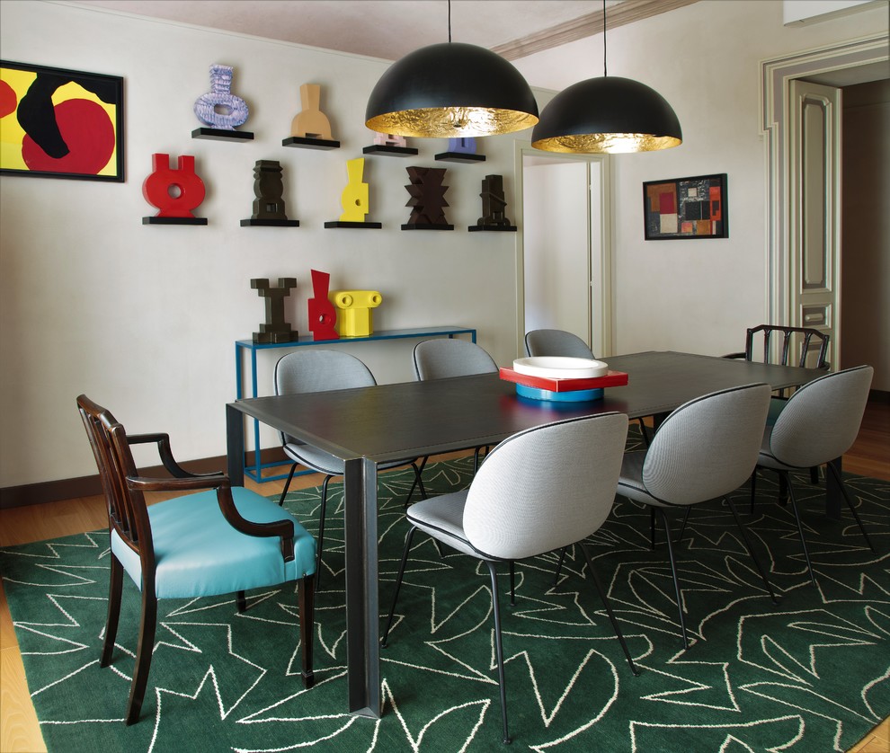 Idee per una sala da pranzo bohémian con pareti bianche, pavimento in legno massello medio e pavimento marrone