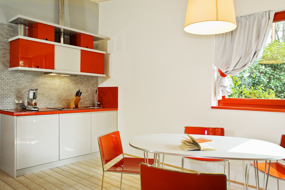 Idee per una sala da pranzo aperta verso la cucina design di medie dimensioni con pareti bianche e parquet chiaro