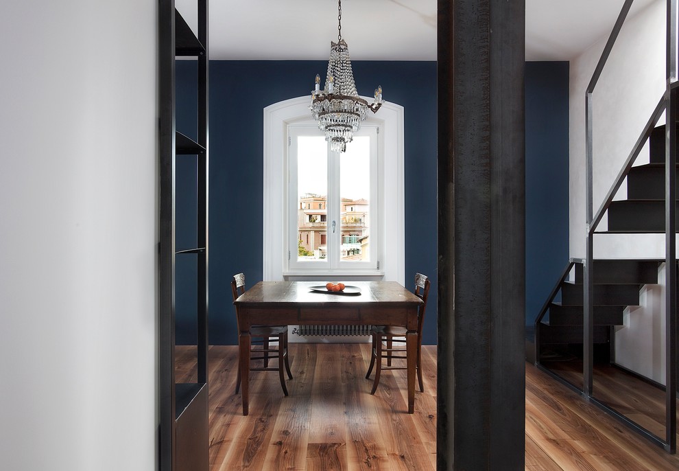 Стильный дизайн: столовая в стиле лофт с синими стенами и коричневым полом - последний тренд
