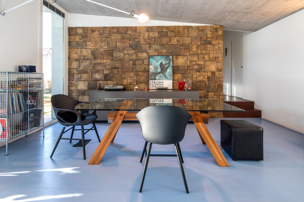 Esempio di una sala da pranzo minimal con pareti bianche e pavimento blu