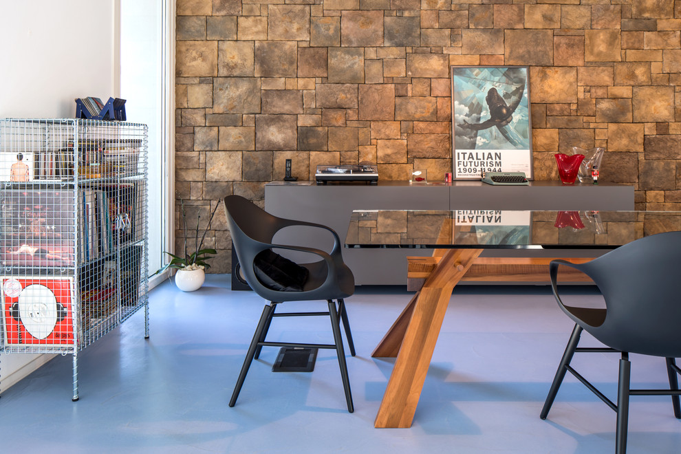 Exemple d'une salle à manger ouverte sur le salon tendance avec un mur blanc et un sol bleu.