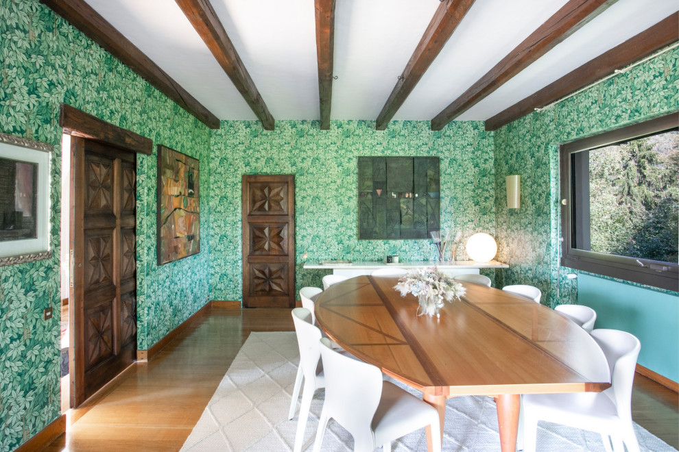 Ejemplo de comedor mediterráneo extra grande cerrado con paredes verdes, vigas vistas, papel pintado, suelo de madera en tonos medios y suelo marrón