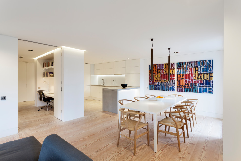 Foto di una grande sala da pranzo aperta verso il soggiorno minimal con pareti bianche e pavimento beige