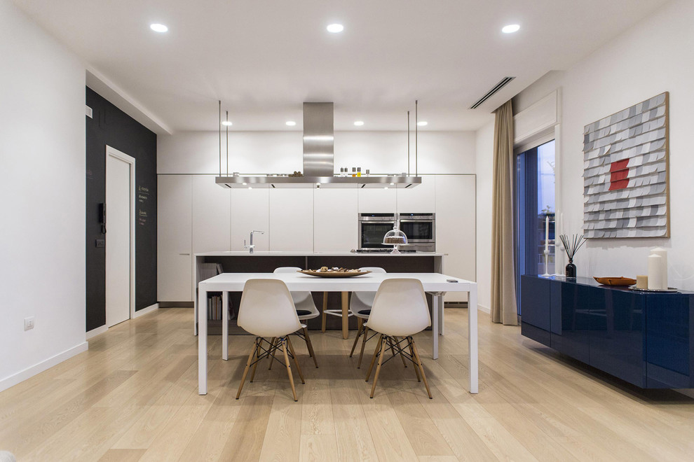 Idéer för ett mellanstort modernt kök med matplats, med vita väggar, ljust trägolv och beiget golv