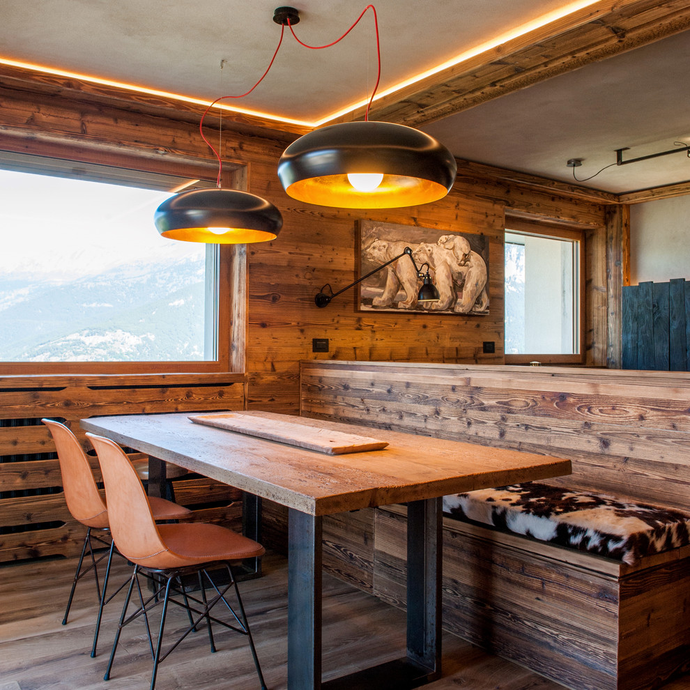 Idee per una grande sala da pranzo aperta verso il soggiorno stile rurale con pareti multicolore e pavimento in legno massello medio