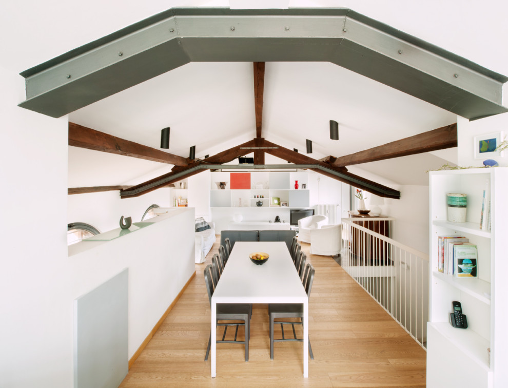 Esempio di una grande sala da pranzo aperta verso il soggiorno contemporanea con pareti bianche, pavimento in legno massello medio e pavimento beige