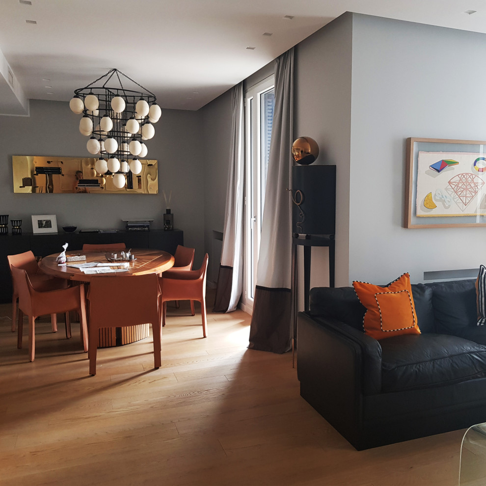 Ispirazione per una sala da pranzo aperta verso il soggiorno contemporanea di medie dimensioni con pareti grigie e pavimento marrone