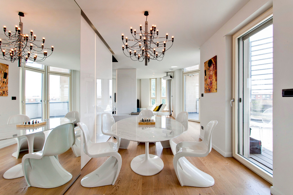 Exemple d'une salle à manger ouverte sur le salon tendance de taille moyenne avec un mur blanc, un sol en bois brun, aucune cheminée et un sol marron.