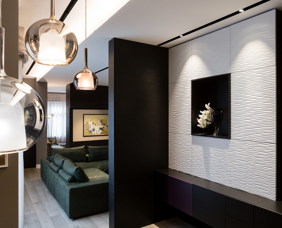 Geräumige Eklektische Wohnküche mit schwarzer Wandfarbe, dunklem Holzboden, Tunnelkamin, Kaminumrandung aus Beton und grauem Boden in Mailand