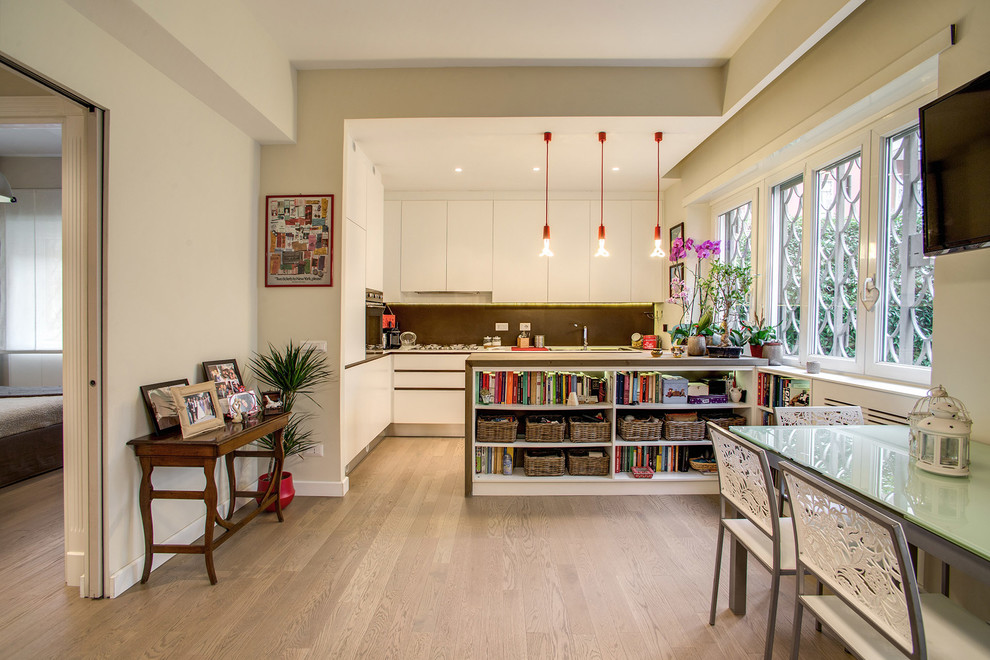 На фото: кухня-столовая среднего размера в стиле фьюжн с бежевыми стенами, светлым паркетным полом и бежевым полом