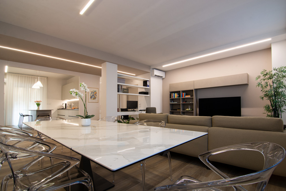 Immagine di un'ampia sala da pranzo design con pareti bianche, pavimento in gres porcellanato e pavimento beige
