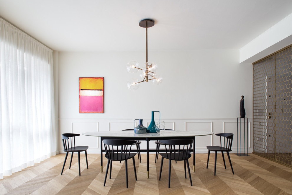 Источник вдохновения для домашнего уюта: столовая в современном стиле с белыми стенами и светлым паркетным полом без камина