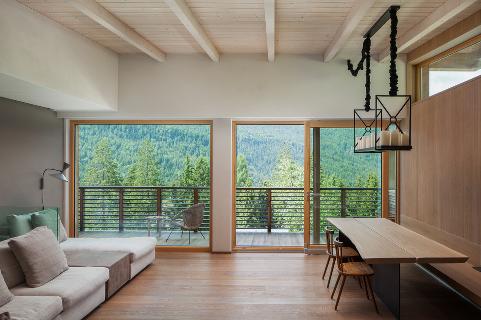 Esempio di una sala da pranzo minimalista con pavimento in legno massello medio, pareti grigie e pavimento marrone