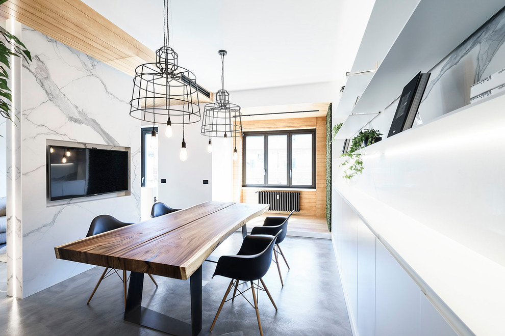 Стильный дизайн: гостиная-столовая среднего размера в современном стиле с белыми стенами, бетонным полом и серым полом без камина - последний тренд