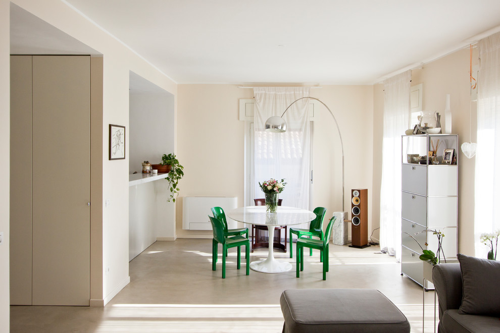 Источник вдохновения для домашнего уюта: большая гостиная-столовая в современном стиле с бежевыми стенами, бетонным полом и серым полом без камина