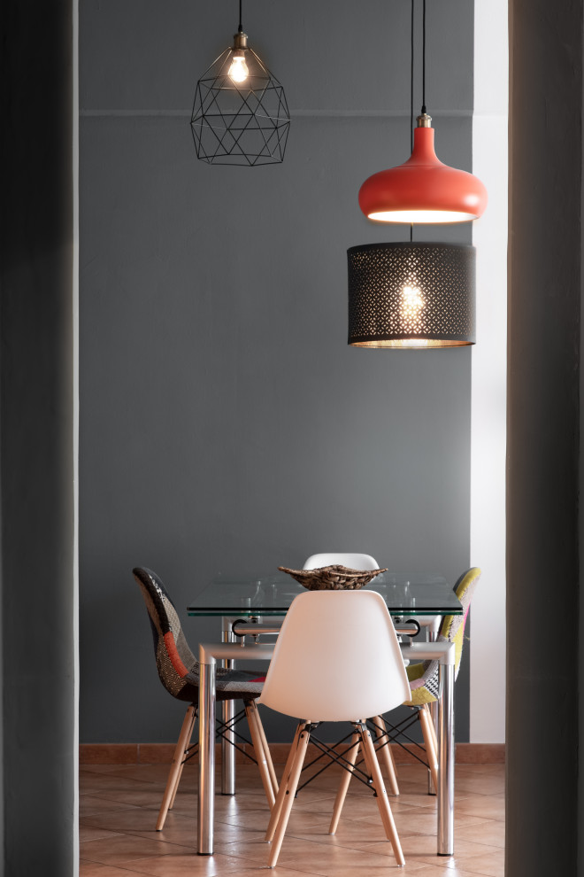 Inspiration pour une salle à manger design de taille moyenne avec un mur gris, un sol marron et un sol en carrelage de porcelaine.