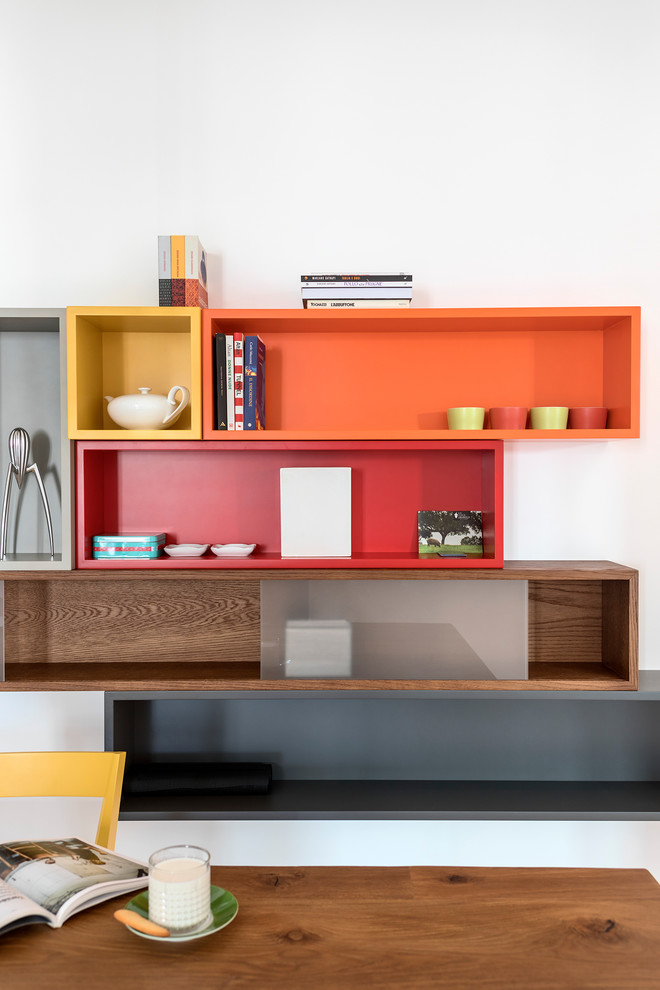 Modelo de comedor de cocina de tamaño medio con paredes grises y suelo de madera en tonos medios