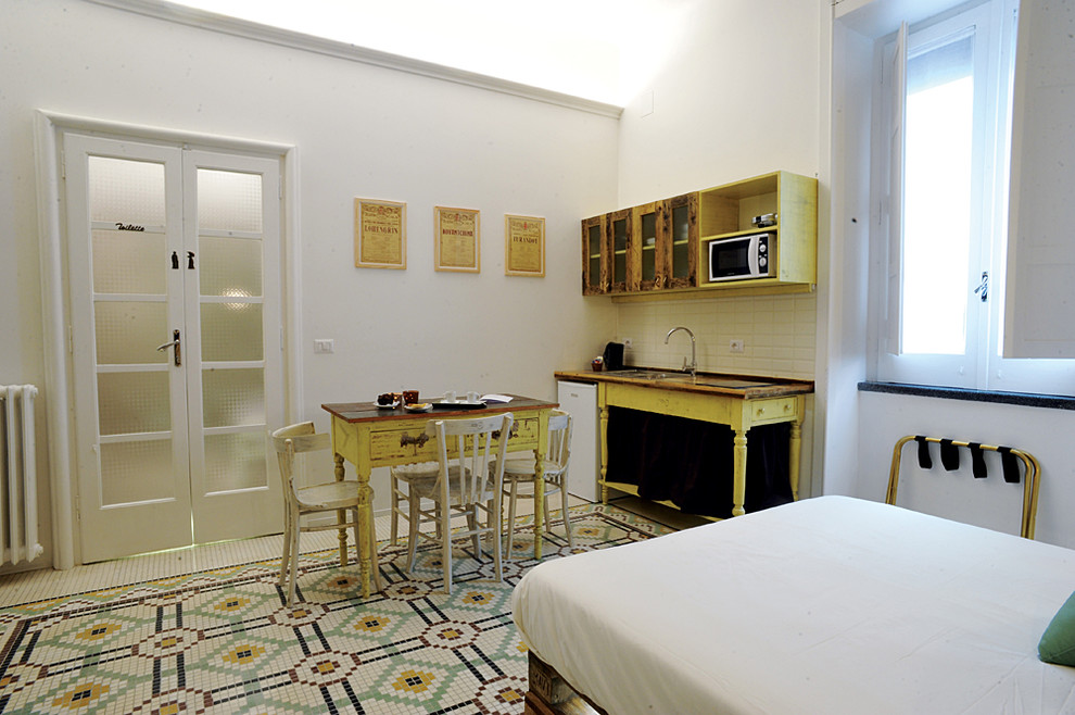 На фото: большая гостиная-столовая в стиле рустика с белыми стенами и полом из керамической плитки с
